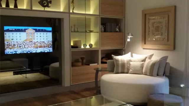  El espejo permite el normal uso del televisor.