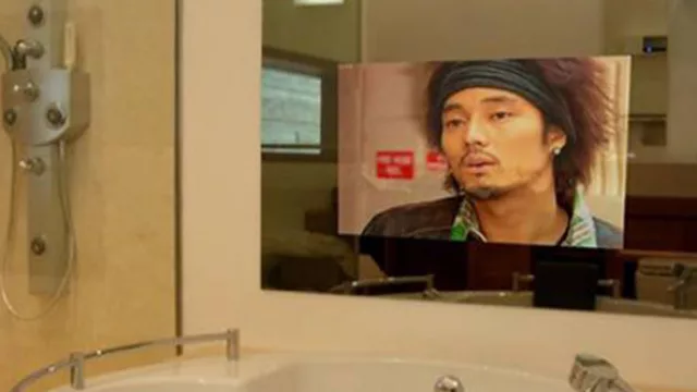 El espejo se mimetiza en el ambiente y esconde un televisor en cada rincón.