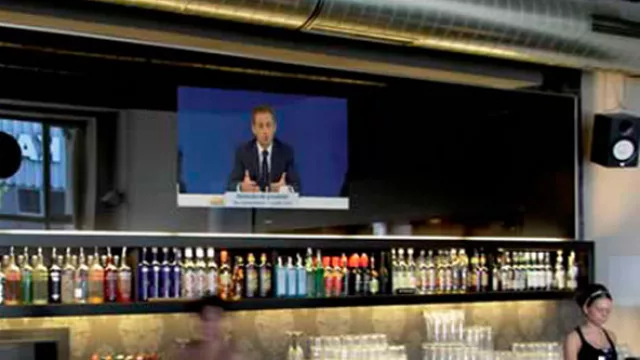 Detrás de cualquier tamaño de espejo.