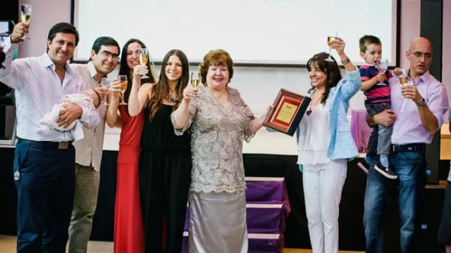 La familia Heyd Murad brindando por los 20 años de la empresa.