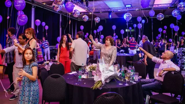 Junto con todos sus colaboradores hicieron volar globos con los buenos deseos para este año 2015 durante la Fiesta Fin del Año de la empresa Grafica Latina SRL.