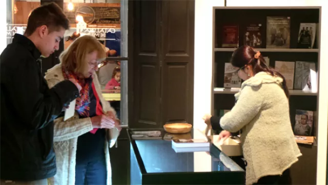 En el Museo se puede adquirir recuerdos y libros conmemorativos de las Hermanas Esclavas.