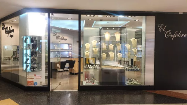 En El Orfebre todo lo que brilla es oro: 50 años vendiendo “eternidad” (la joya que querés, te la hacen igual)