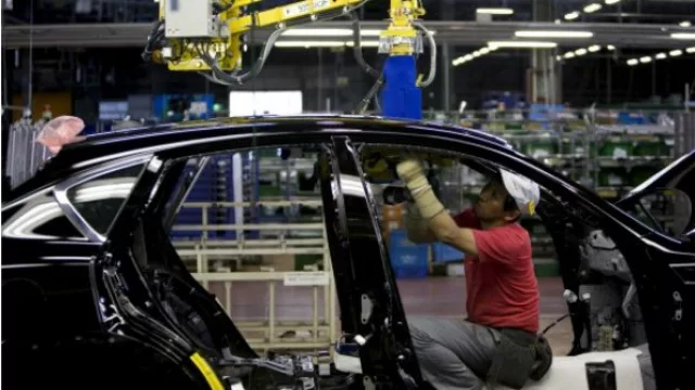 Se desploma la exportación de autos