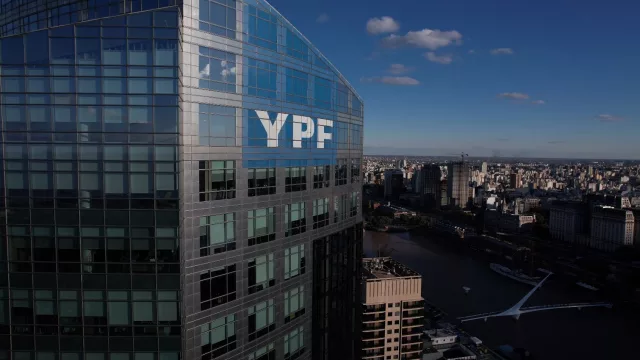 YPF quiere que (por $ 6.000) puedas comprar sus acciones en la app (sí, la misma que usas en la estación de servicio)