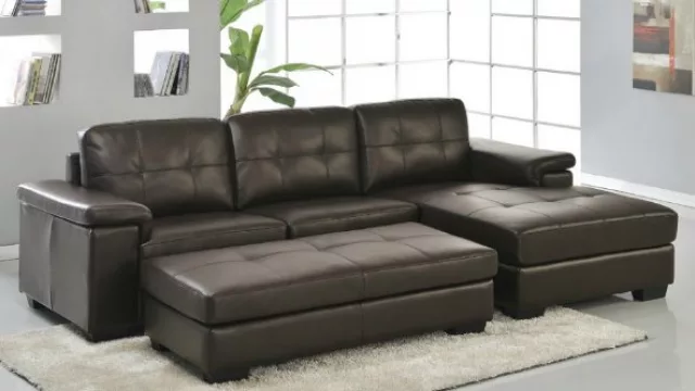 Un sillón esquinero que hace de cama como de mesa ratonera.