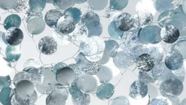  Sequins Silver Poured consigue el efecto 3 gracias a la profundidad que logra con el molde de resina.