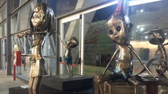 Luis Saez y unas piezas de bronces listas para el escritorio. Cada una cuesta $ 3.800.