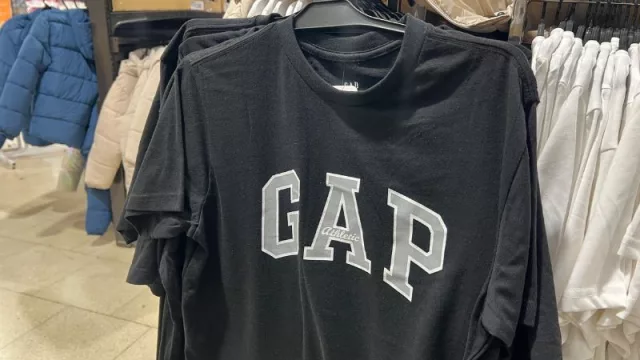 Carrefour se “shoppiniza”: en Córdoba ya vende productos Gap, Old Navy y Banana Republic (cómo están los precios)