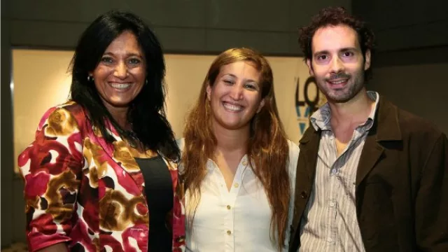 Andrea Pérez y Santiago Acosta (de Deisar - Grupo Electroingeniería) rodean a la productora de ¡Hay Equipo! Mechi Beracochea.