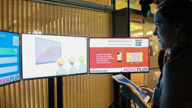 Las pantallas de Ploy amenizan los eventos con juegos interactivos.