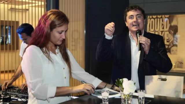 Iñigo Biain comenta las siguientes instancias de ¡Hay Equipo!, mientras Mechi repasa las asistencias.