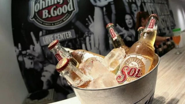 Hasta la próxima: las cervezas Sol siempre acompañando los eventos de InfoNegocios.