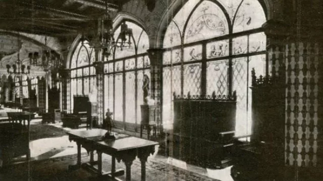 Los grandes ventanales dejan ingresar la lugar natural.