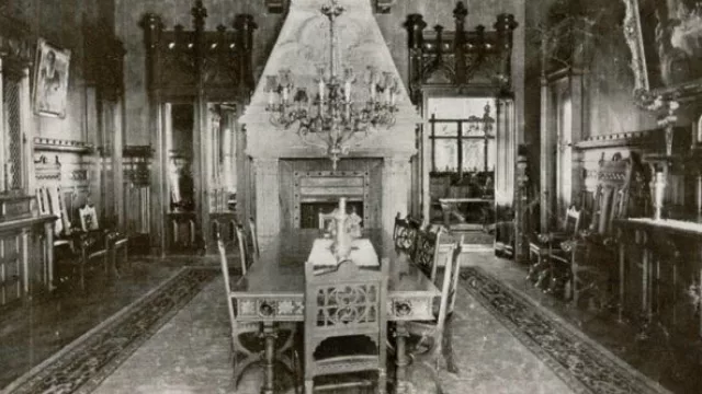 El mobiliario del salón principal da cuenta del estilo neo-gótico.