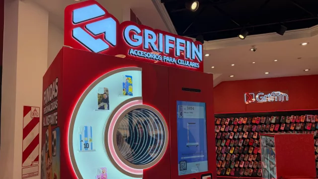 La primera máquina expendedora de fundas personalizadas del país: Griffin la prueba en Córdoba y va por su expansión nacional