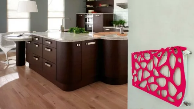 En fucsia, el skin resalta en la habitación.