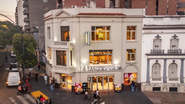 McDonald’s reabre su mítico local Plaza España (capacidad para 130 personas, abierto 24/7 y 5 nuevos kioscos digitales)