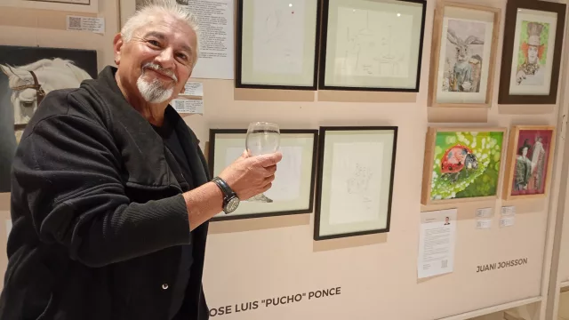 Pucho Ponce (el bajista de Los Tekis) expone su arte de dibujos en lápiz en Yuyo Arts & Wine en Los Reartes