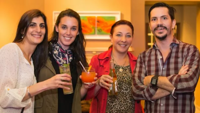 Madna Ruchaid y Gabriela Pietrarelli (Vitnik) disfrutando de los cocteles con Marce Caballero. Mati Mariani, el responsable de que todos tomen y coman rico.
