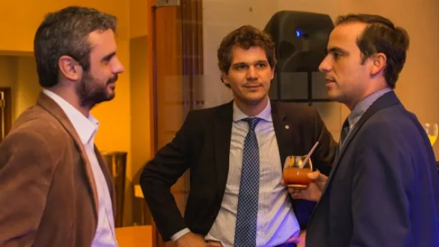 El editor de InfoNegocios, Guillermo López, escuchando novedades de Tomás Grunhaut (Sec. de Comercio del Gobierno de Córdoba) y Diego Parra.