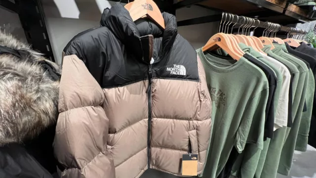 De la montaña al shopping: The North Face desembarca en Nuevocentro con su primer exclusivo (Retro Nupste Jacket a $ 730.000)