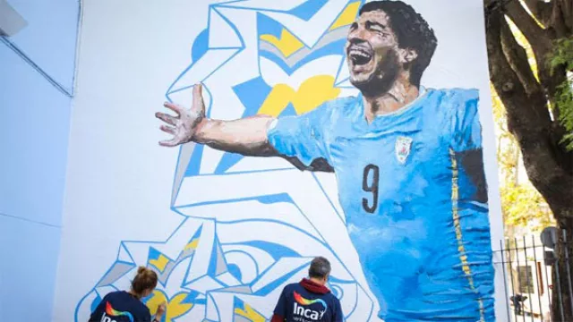 Luis Suárez anima la fachada de su escuela con un mural de 19 m2
