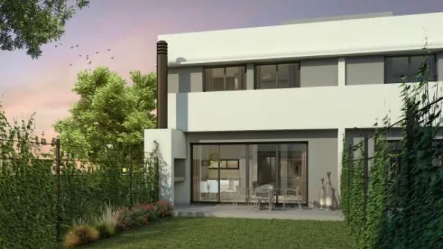 Cada lote tiene 120 metros cuadrados. Para el patio se destinan 50 metros cuadrados.