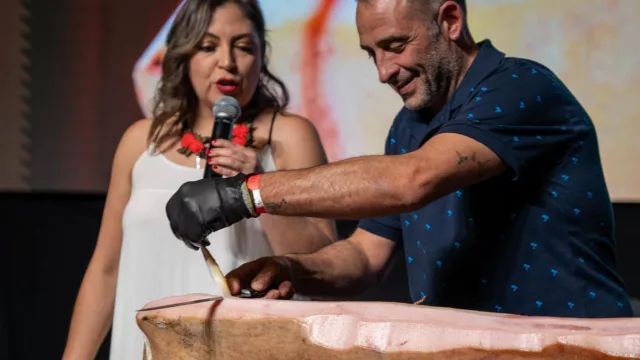 La odisea para crear el jamón crudo más largo de Córdoba: ¡tiene un metro y medio!