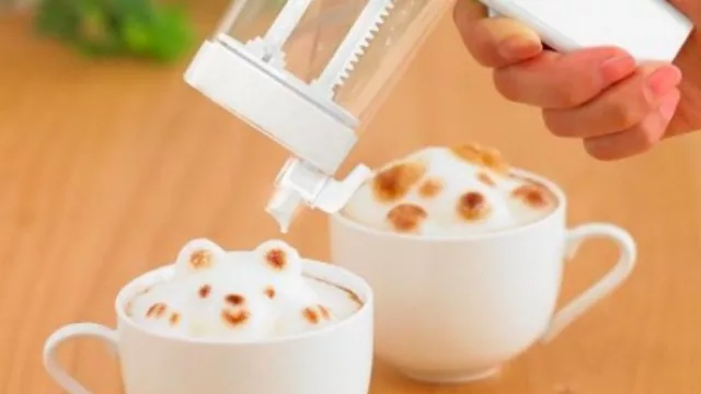 Una pistola para crear dibujos en 3D en tu café. (Disponible en Amazon a US$ 44)