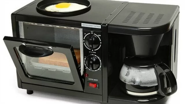 Bien americano: cafetera, tostadora y freidora. 