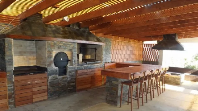 La madera es un material ideal para crear espacios en el exterior.