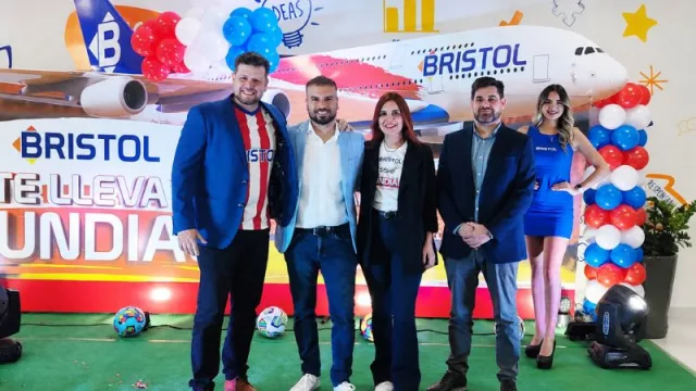 Bristol se vistió de albirroja y premió a una clienta con un viaje al Mundial