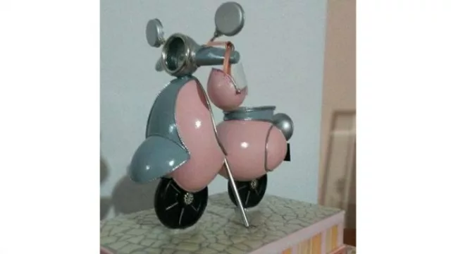 Una motocicleta creada a partir de huevos de ñandú de una alumna de EM-Art In Egg.