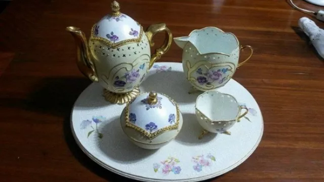 Un juego de té creado por EM-Art In Egg.