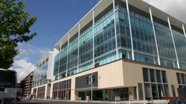 Por fuera, el edificio corporativo de Vostu que alberga una de las Oficinas Cool generadas por Buenos Aires Planning.