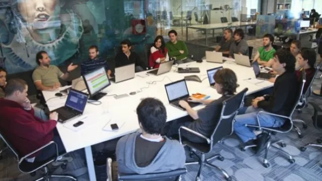 Oficinas abiertas y ambientes divididos con mucho vidrio. 