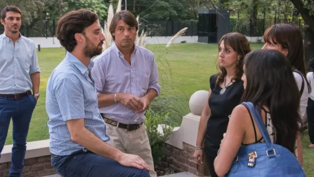 Sebastian Viberti observa al grupo que integran Luciano Lorenzoni, Jorge   Salvagione (Eguía) y las chicas de Ratios (Laura Melino y socia).