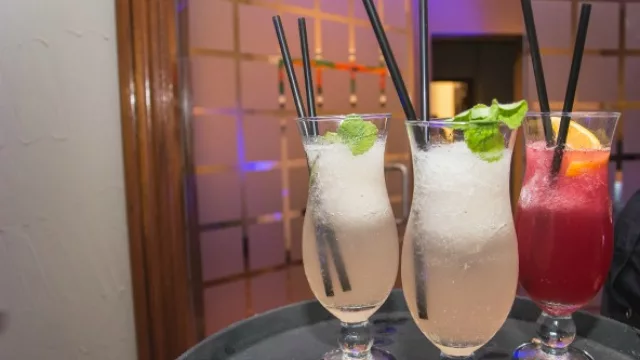 Tragos varios en copas, copones y hasta en frascos, para alargar y distender el primer Reencuentro de Lo Que Viene.