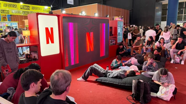 ¿Netflix en la feria del libro? Sí: te contamos qué hace la plataforma "mata-lectura" ahí