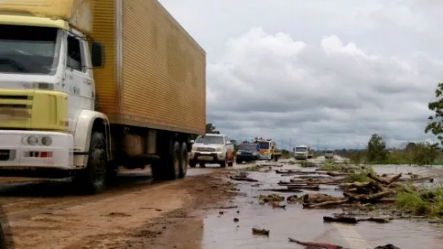 Transportistas, asfixiados: actividad cayó 25% (y las inundaciones complicaron más las cosas)