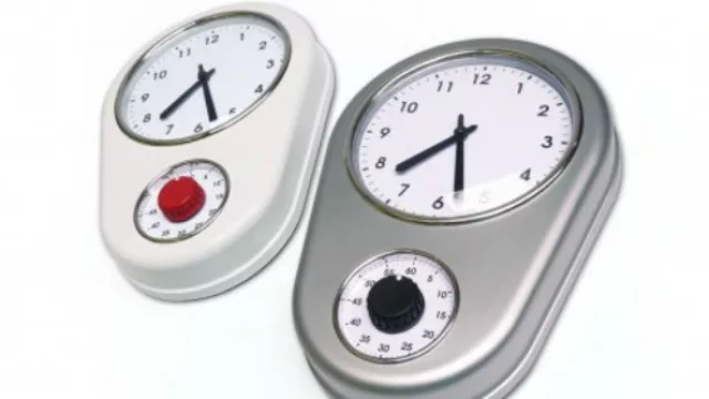 Un temporizador con reloj incorporado (¡o al revés!). “Time2Cook”, listo para colgar en la pared. (By Gato Store a $ 135)