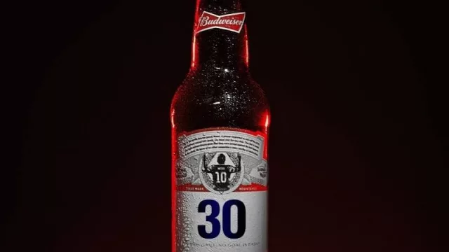 Budweiser le rinde un nuevo homenaje a Leo Messi (el “30” llega a la botella de 710 cc)