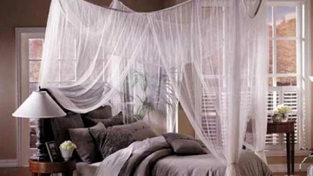 Un mosquitero improvisado sin necesidad de tener una cama con columnas. 