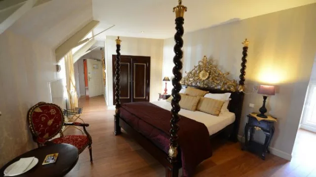 Las camas con columnas y cabecera elaboradas son características de estos ambientes.