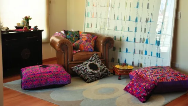 Los almohadones en el piso, ideales para estos ambientes.