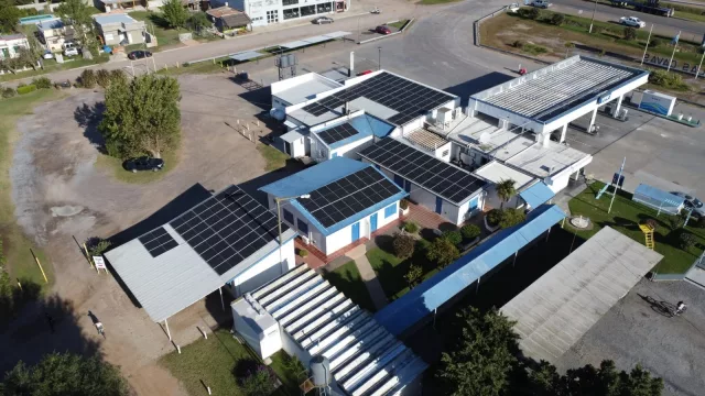 Cada vez más estaciones de servicio apuestan a la energía solar para reducir costos y garantizar operación