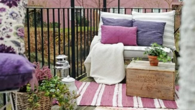 El mobiliario es una parte imprescindible de los balcones urbanos.