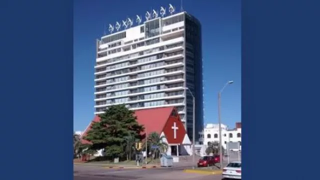 Los 9 molinos del Alexander Collection, detrás de la capilla, generan energía limpia que se conecta al sistema eléctrico público.