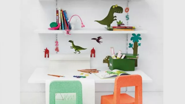 Gracias al sistema de estantes móviles, los escritorios se pueden instalar a cualquier altura (incluso logrando espacios para niños).